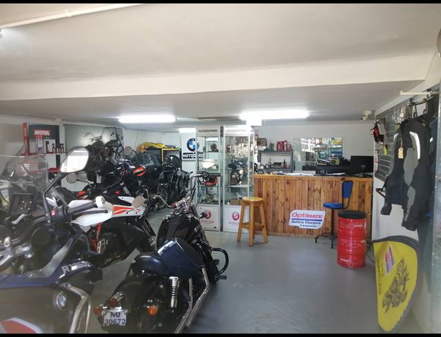 235M² WAREHOUSE TO LET IN CAVERSHAM GLEN